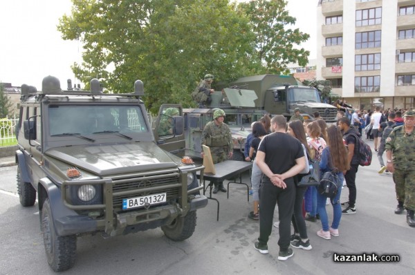 Стотици ученици се запознаха с професията на войника