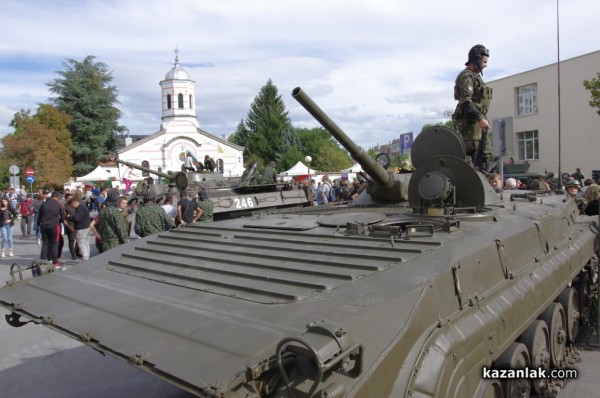 Стотици ученици се запознаха с професията на войника
