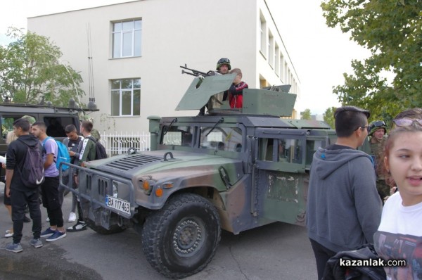 Стотици ученици се запознаха с професията на войника