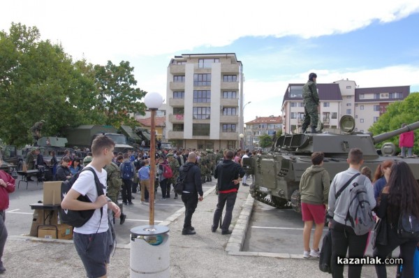 Стотици ученици се запознаха с професията на войника
