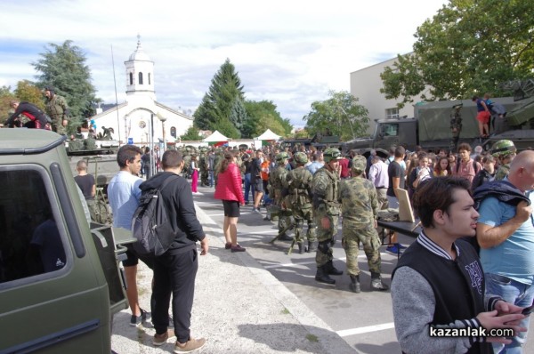 Стотици ученици се запознаха с професията на войника