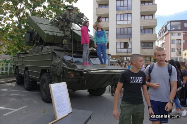 Стотици ученици се запознаха с професията на войника