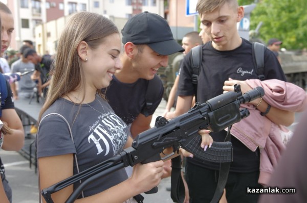 Стотици ученици се запознаха с професията на войника