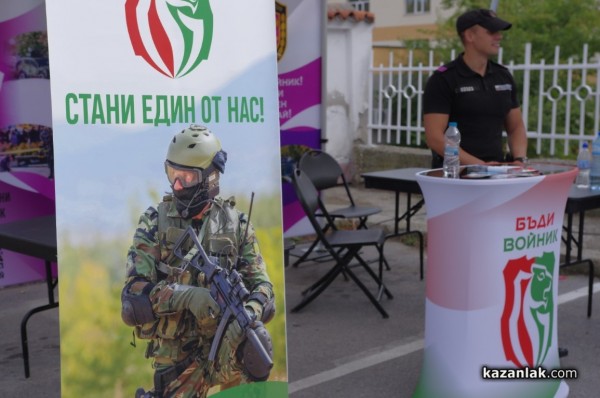 Стотици ученици се запознаха с професията на войника
