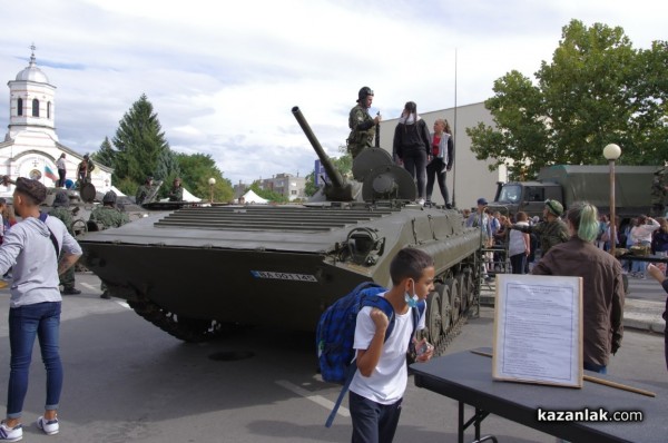 Стотици ученици се запознаха с професията на войника