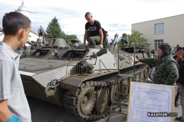 Стотици ученици се запознаха с професията на войника