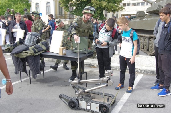 Стотици ученици се запознаха с професията на войника