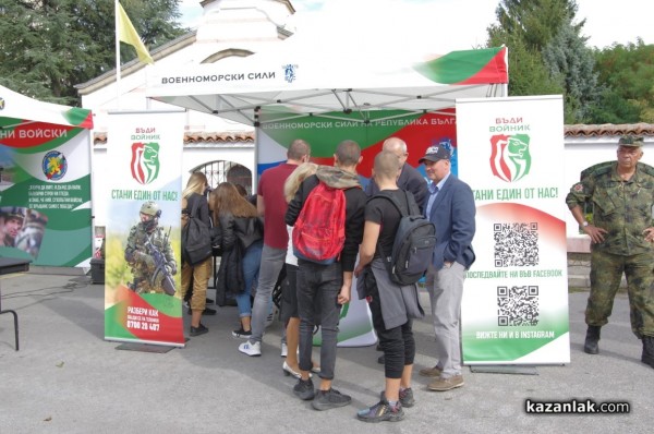 Стотици ученици се запознаха с професията на войника