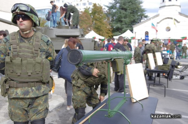 Стотици ученици се запознаха с професията на войника
