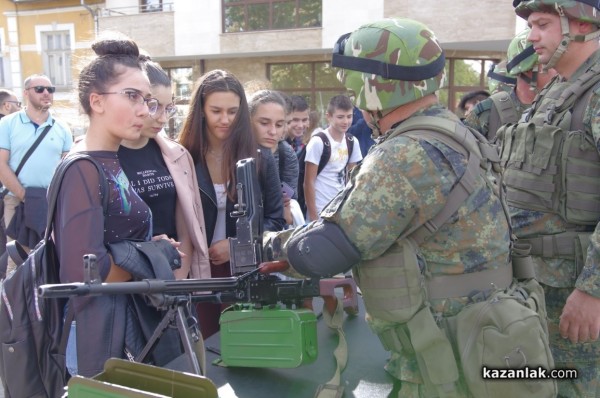 Стотици ученици се запознаха с професията на войника
