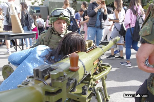 Стотици ученици се запознаха с професията на войника