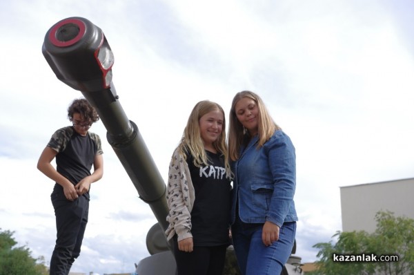 Стотици ученици се запознаха с професията на войника