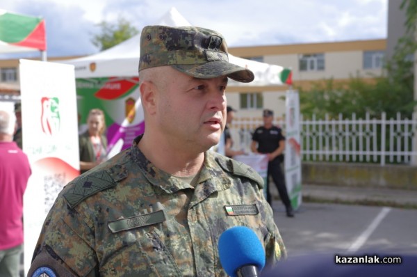 Стотици ученици се запознаха с професията на войника