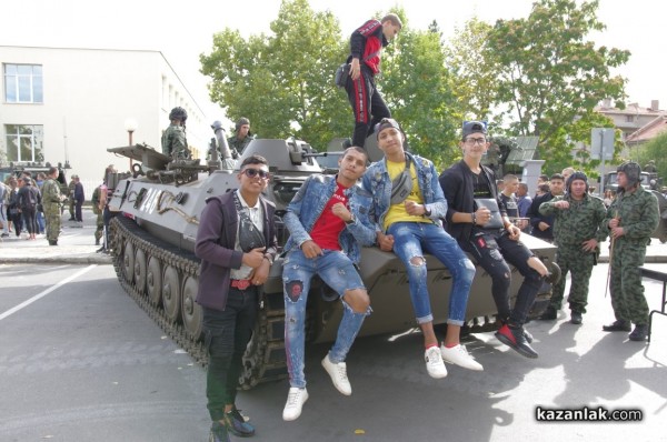 Стотици ученици се запознаха с професията на войника