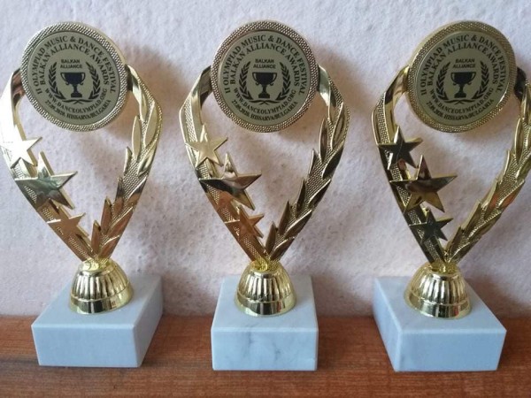 След дълга пауза, грациите ударно се завърнаха на сцената