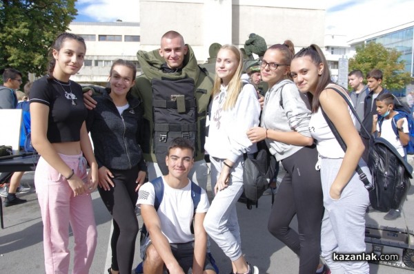 Стотици ученици се запознаха с професията на войника