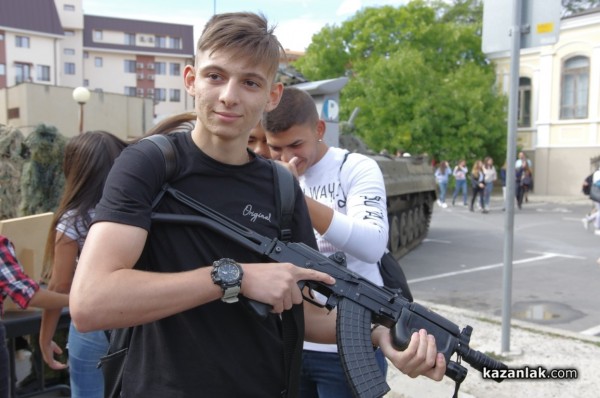 Стотици ученици се запознаха с професията на войника
