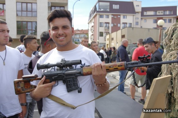 Стотици ученици се запознаха с професията на войника