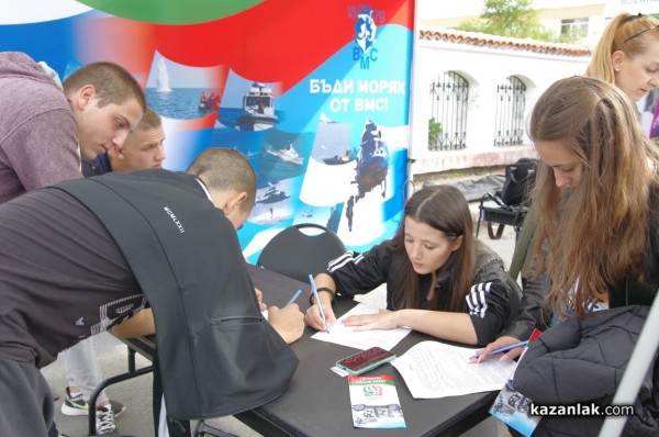 Стотици ученици се запознаха с професията на войника