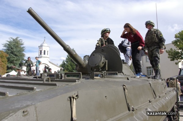 Стотици ученици се запознаха с професията на войника