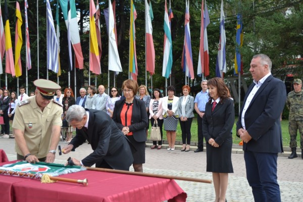 Тържествено освещаване знамето на осми ученически гвардейски отряд и връчване на тамбурмажор на трети ученически гвардейски духов оркестър при ПГ “Иван Хаджиенов“
