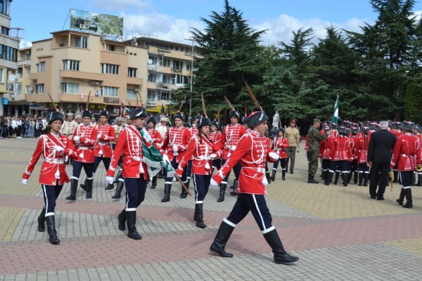 Тържествено освещаване знамето на осми ученически гвардейски отряд и връчване на тамбурмажор на трети ученически гвардейски духов оркестър при ПГ “Иван Хаджиенов“