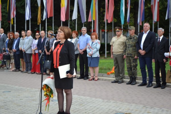 Тържествено освещаване знамето на осми ученически гвардейски отряд и връчване на тамбурмажор на трети ученически гвардейски духов оркестър при ПГ “Иван Хаджиенов“