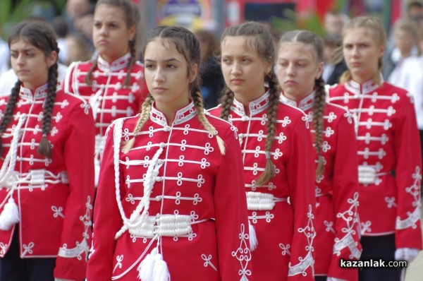 Първи ученически гвардейски отряд и духов оркестър в Казанлък