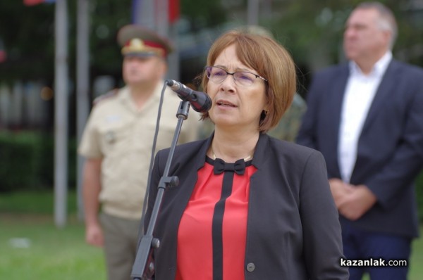 Първи ученически гвардейски отряд и духов оркестър в Казанлък