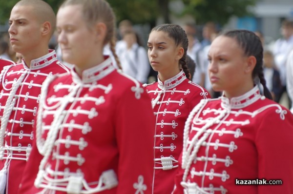 Първи ученически гвардейски отряд и духов оркестър в Казанлък