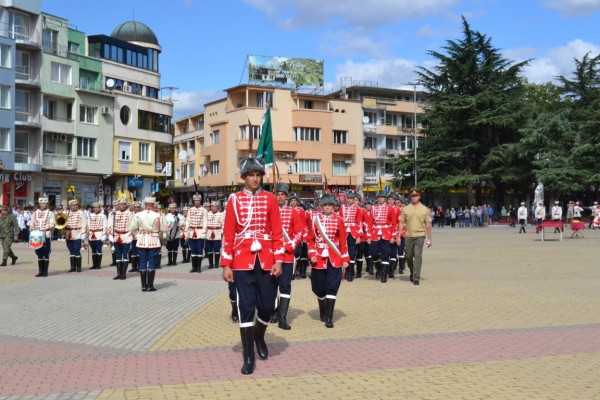 Тържествено освещаване знамето на осми ученически гвардейски отряд и връчване на тамбурмажор на трети ученически гвардейски духов оркестър при ПГ “Иван Хаджиенов“