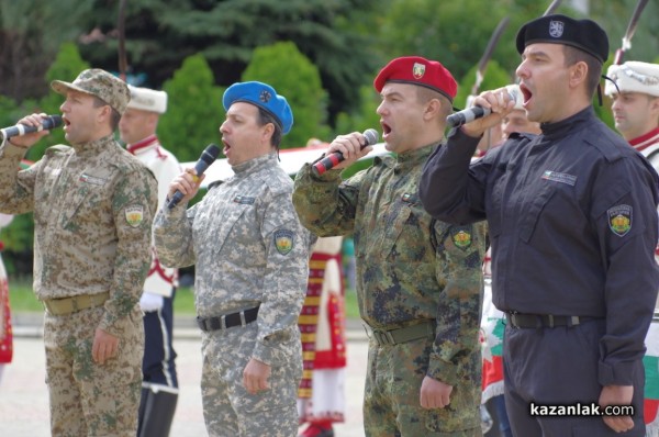 Първи ученически гвардейски отряд и духов оркестър в Казанлък