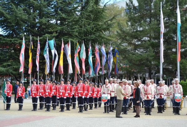 Тържествено освещаване знамето на осми ученически гвардейски отряд и връчване на тамбурмажор на трети ученически гвардейски духов оркестър при ПГ “Иван Хаджиенов“