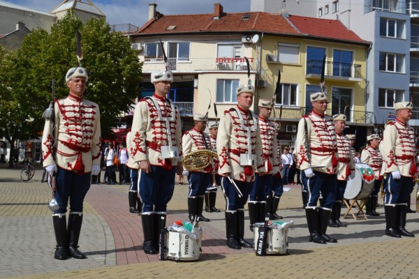 Тържествено освещаване знамето на осми ученически гвардейски отряд и връчване на тамбурмажор на трети ученически гвардейски духов оркестър при ПГ “Иван Хаджиенов“