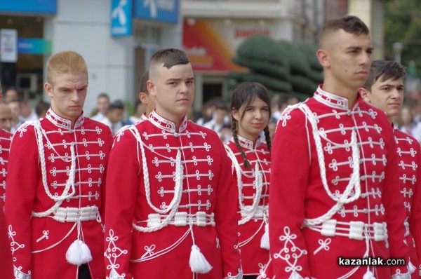 Първи ученически гвардейски отряд и духов оркестър в Казанлък