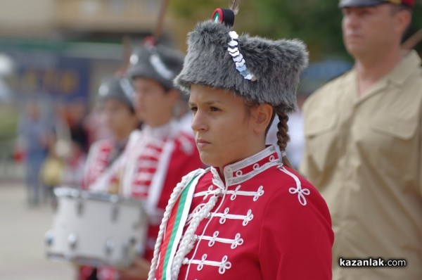 Първи ученически гвардейски отряд и духов оркестър в Казанлък