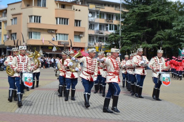 Тържествено освещаване знамето на осми ученически гвардейски отряд и връчване на тамбурмажор на трети ученически гвардейски духов оркестър при ПГ “Иван Хаджиенов“