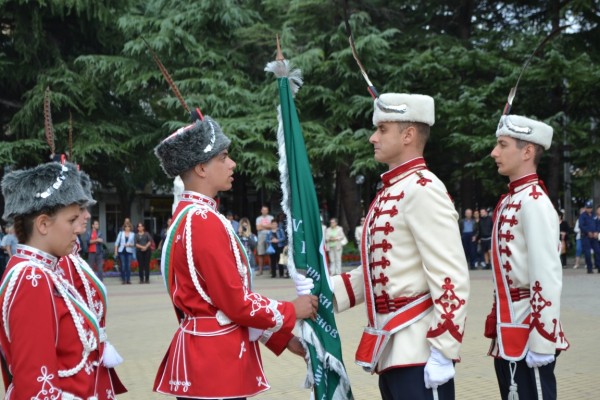 Тържествено освещаване знамето на осми ученически гвардейски отряд и връчване на тамбурмажор на трети ученически гвардейски духов оркестър при ПГ “Иван Хаджиенов“