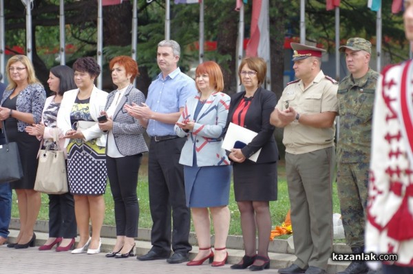 Първи ученически гвардейски отряд и духов оркестър в Казанлък