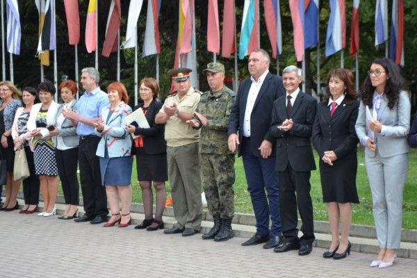 Тържествено освещаване знамето на осми ученически гвардейски отряд и връчване на тамбурмажор на трети ученически гвардейски духов оркестър при ПГ “Иван Хаджиенов“