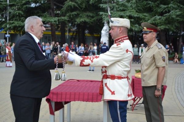 Тържествено освещаване знамето на осми ученически гвардейски отряд и връчване на тамбурмажор на трети ученически гвардейски духов оркестър при ПГ “Иван Хаджиенов“