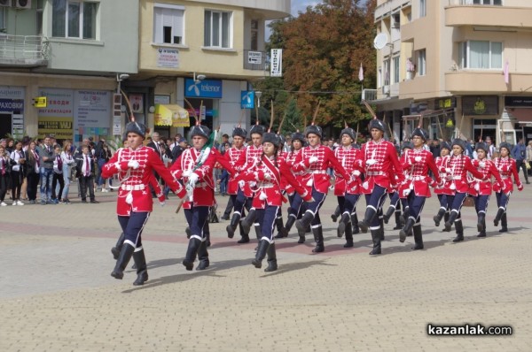 Първи ученически гвардейски отряд и духов оркестър в Казанлък