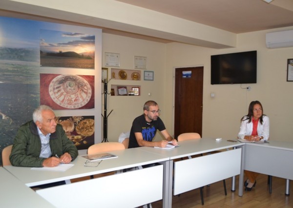 Кметът на Казанлък потърси мнението на Теодосий Теодосиев и младежки НПО-та за новата Академия за детски таланти в Розово