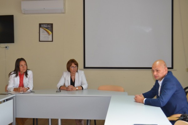 Кметът на Казанлък потърси мнението на Теодосий Теодосиев и младежки НПО-та за новата Академия за детски таланти в Розово