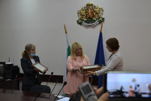 Почетен плакет и 7 сертификата за Община Казанлък за достъпна среда от Комисията за защита от дискриминация