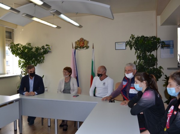 Златен медал за Кмета от девойките на „Казанлък Волей-Багира“