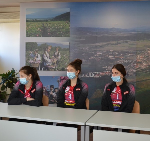 Златен медал за Кмета от девойките на „Казанлък Волей-Багира“