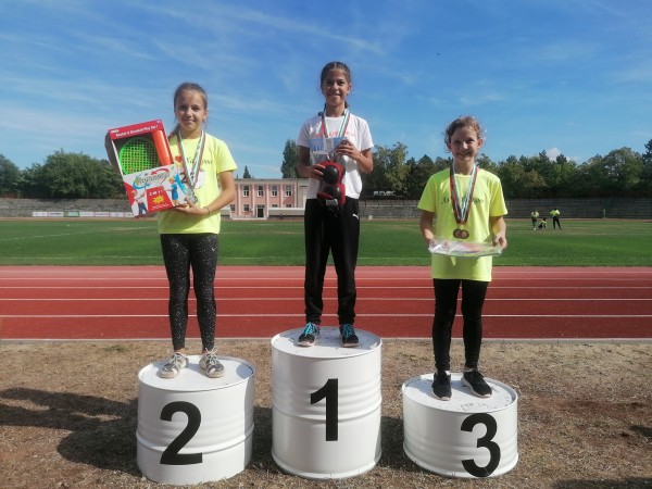 8 златни, 3 сребърни и 5 бронзови медала спечелиха малките атлети на СКА “Пендарева“