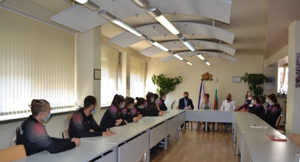 Златен медал за Кмета от девойките на „Казанлък Волей-Багира“