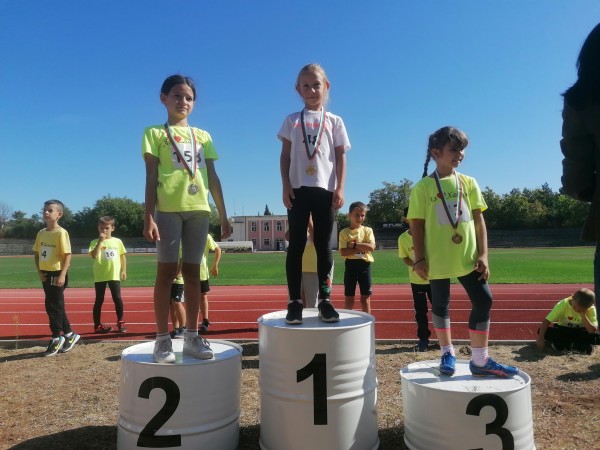 8 златни, 3 сребърни и 5 бронзови медала спечелиха малките атлети на СКА “Пендарева“